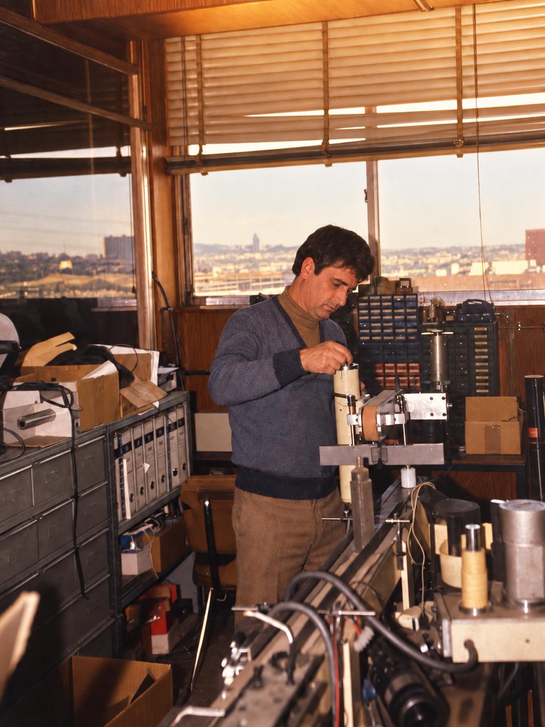 Esteban García trabajando en el taller de etiquetado.